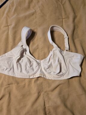 Supportive White Underwire Bra for Everyday Comfort